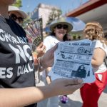 Una trabajadora del poder judicial muestra un anuncio durante una convocatoria para hacer un paro de labores en protesta por la reforma judicial, este miércoles frente a la explanada del ayuntamiento de Monterrey, en el norteño estado de Nuevo León (México). EFE/Miguel Sierra