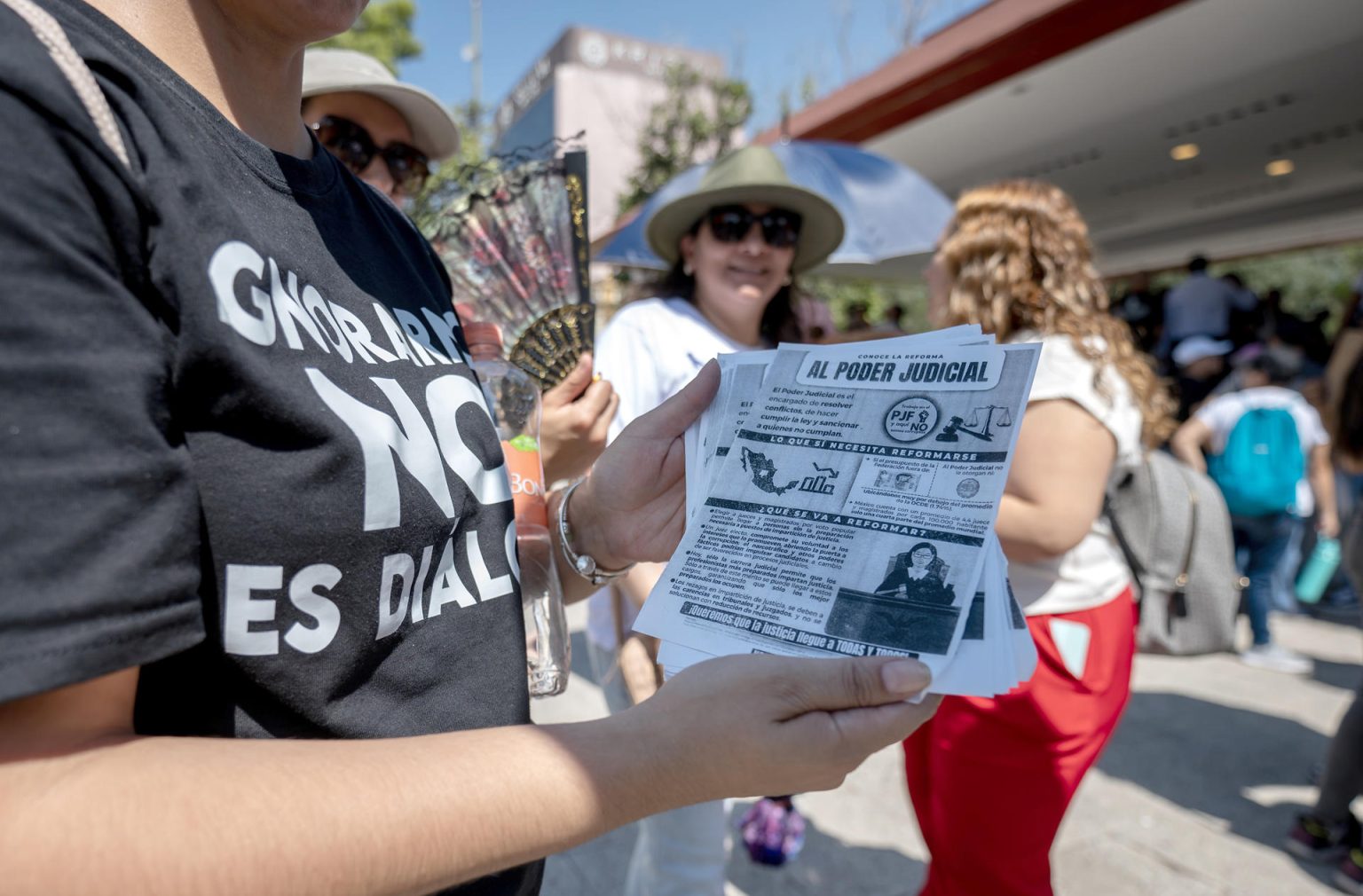 Una trabajadora del poder judicial muestra un anuncio durante una convocatoria para hacer un paro de labores en protesta por la reforma judicial, este miércoles frente a la explanada del ayuntamiento de Monterrey, en el norteño estado de Nuevo León (México). EFE/Miguel Sierra