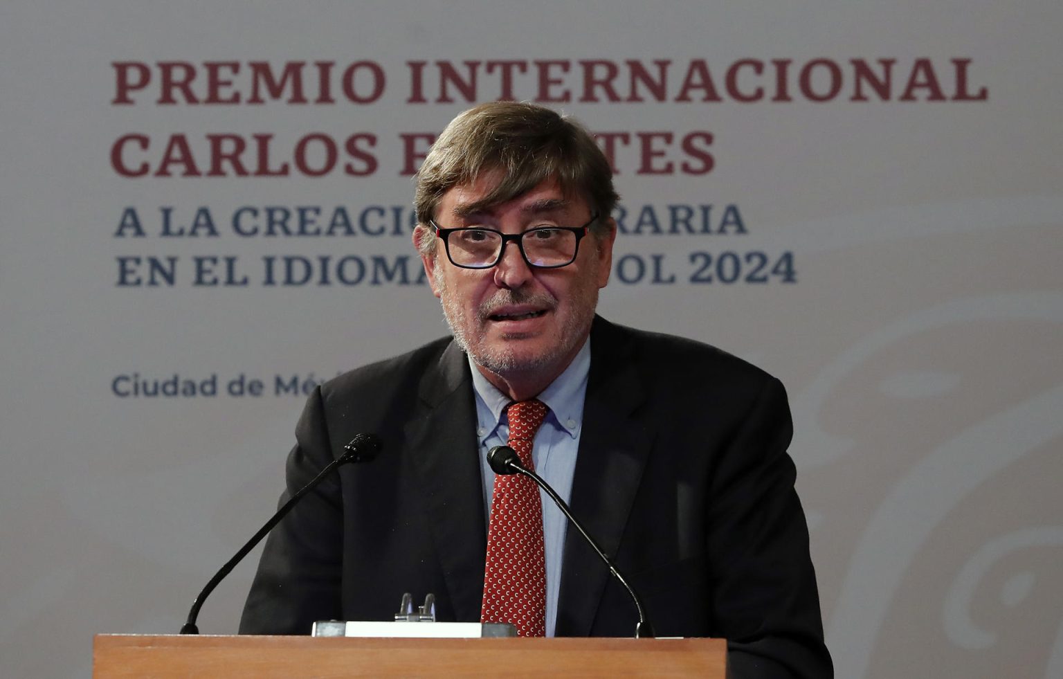 El escritor español Luis García Montero habla durante una conferencia de prensa, previo a recibir el premio 'Carlos Fuentes', este martes en el Palacio de Bellas Artes de Ciudad de México (México). EFE/ Mario Guzmán