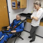 Fotografía cedida por el Instituto de Ciencias Agrícolas y Alimentarias de la Universidad de Florida (UF/IFAS) que muestra al biólogo y director del Instituto Espacial Astraeus, Rob Ferl, junto a la profesora Anna-Lisa Paul, durante las etapas del experimento que se realizará a bordo de la misión NS-26 de Blue Origin, en Gainesville (EEUU). EFE/Tyler Jones/UF/IFAS /SOLO USO EDITORIAL/SOLO DISPONIBLE PARA ILUSTRAR LA NOTICIA QUE ACOMPAÑA (CRÉDITO OBLIGATORIO)