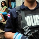 Imagen de archivo de un policía costarricense que realiza un "patrullaje preventivo". EFE/Jeffrey Arguedas