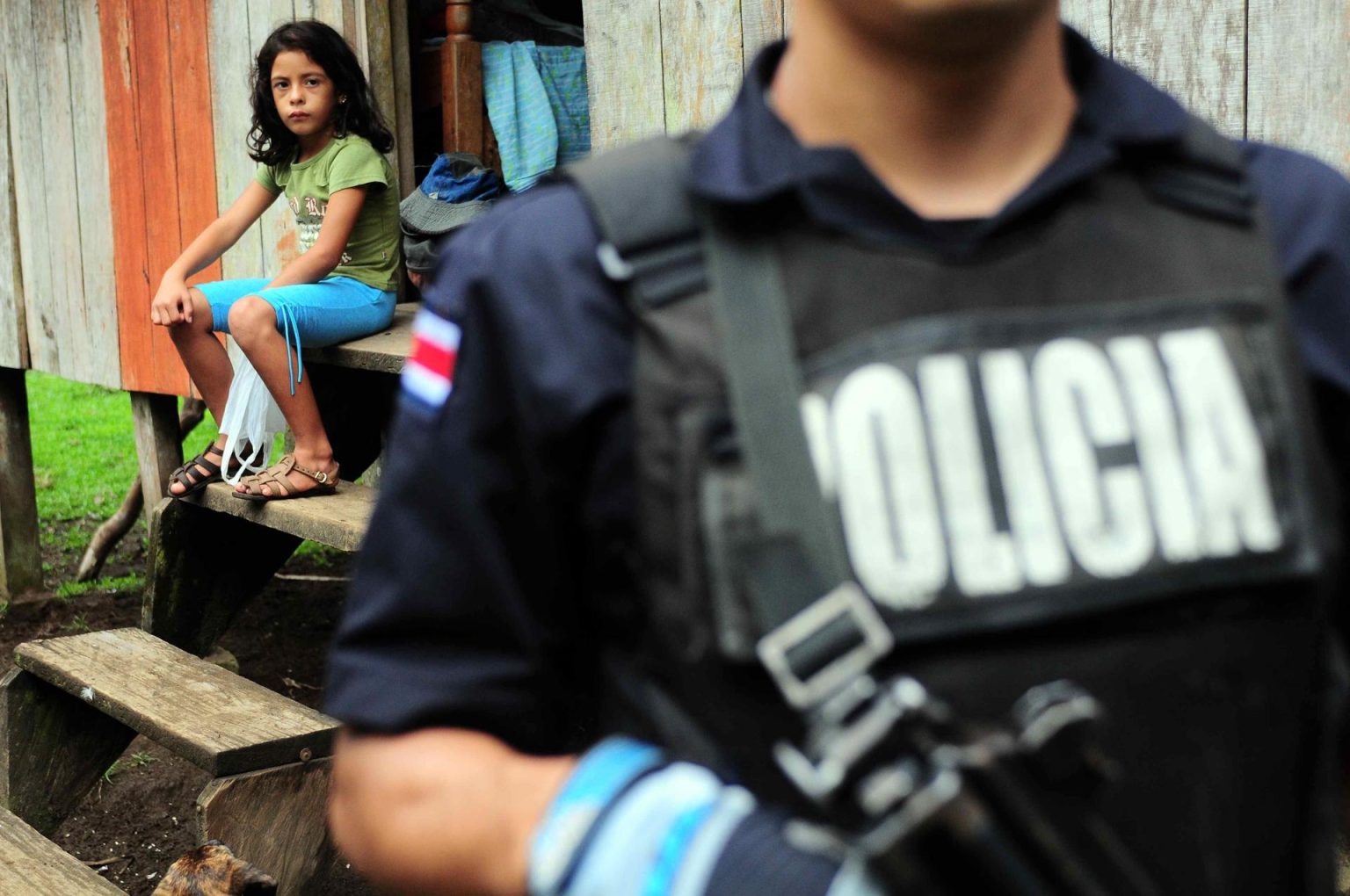 Imagen de archivo de un policía costarricense que realiza un "patrullaje preventivo". EFE/Jeffrey Arguedas