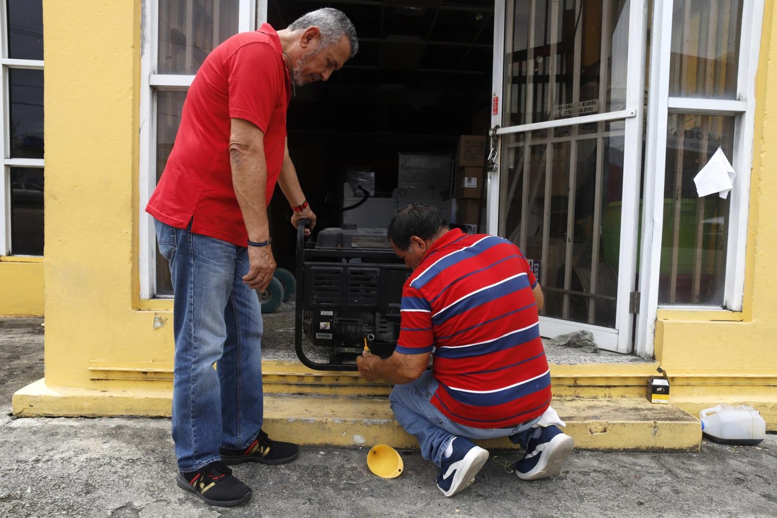 Más de 135.000 clientes del servicio eléctrico en Puerto Rico quedaron afectados la tarde de este jueves por la salida de servicio de la unidad 6 en la central Costa Sur que provocó un déficit de generación en algunas regiones de la isla. Imagen de archivo. EFE/Thais Llorca