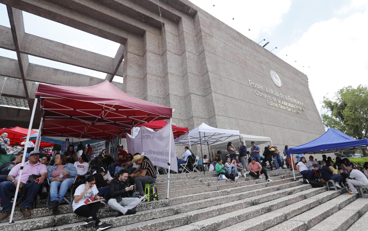 Trabajadores del Poder Judicial protestan en contra de la reforma judicial impulsada por el oficialismo en Ciudad de México (México). EFE/Mario Guzmán