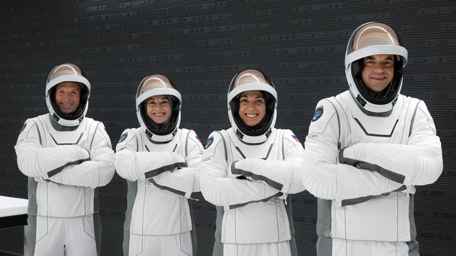 Fotografía cedida por Polaris Program de los cuatro tripulantes de la misión el comandante Jared Isaacman (d), el piloto Scott 'Kidd' Poteet (i), y las especialistas Sarah Gillis (2d) y Anna Menon (2i), posando con sus trajes en el Kennedy Space Center en Merritt Island, Florida (EE. UU). EFE/John Kraus/Polaris Program /SOLO USO EDITORIAL /NO VENTAS /SOLO DISPONIBLE PARA ILUSTRAR LA NOTICIA QUE ACOMPAÑA /CRÉDITO OBLIGATORIO
