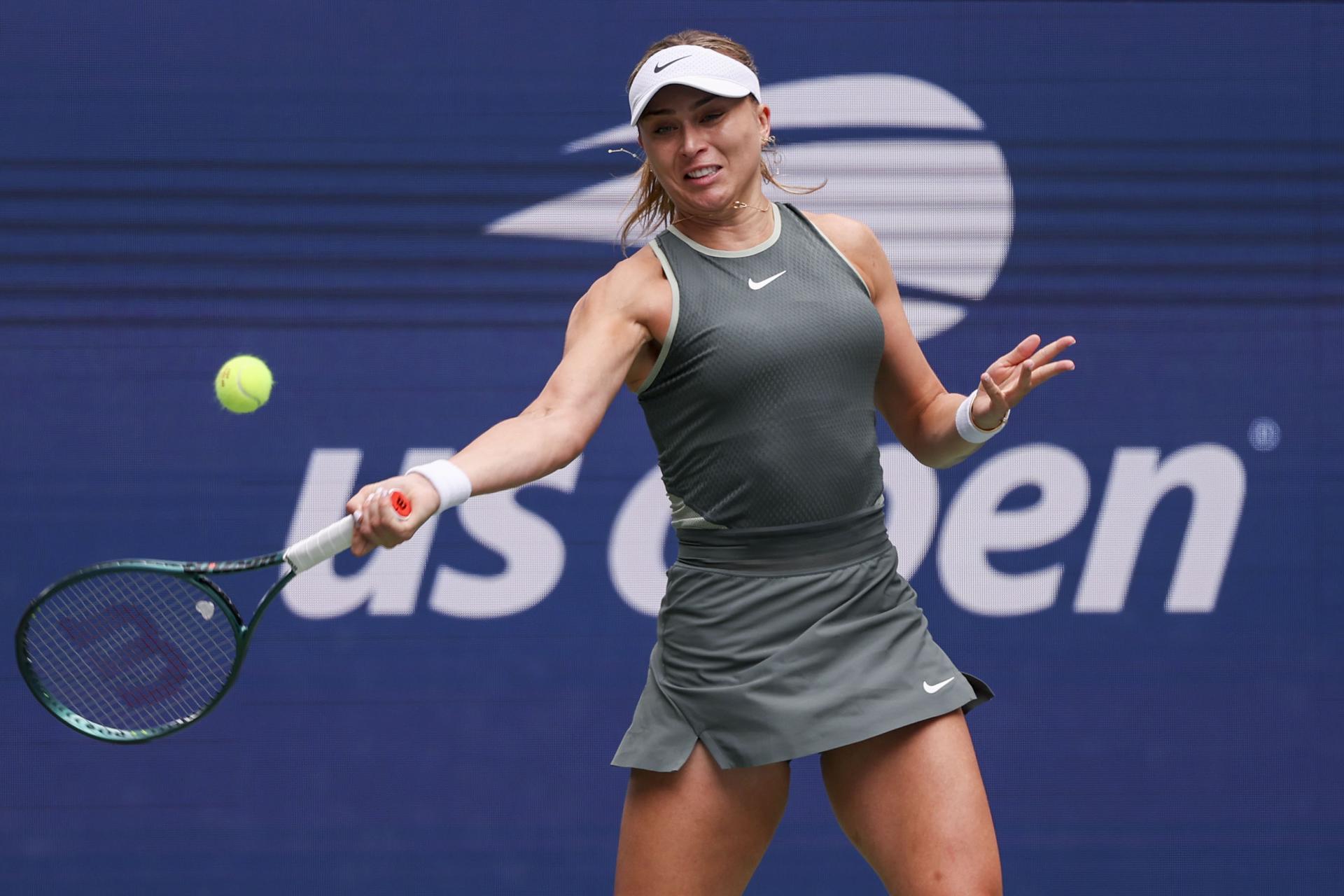 La tenista española Paula Badosa fue registrada este viernes, 30 de agosto, al intentar devolverle una bola a la rumana Elena-Gabriela Ruse, durante un partido de la tercera ronda del Abierto de Estados Unidos, en el complejo USTA Billie Jean King National Tennis Center de Flushing Meadows (Nueva York, EE.UU.). EFE/Sarah Yenesel
