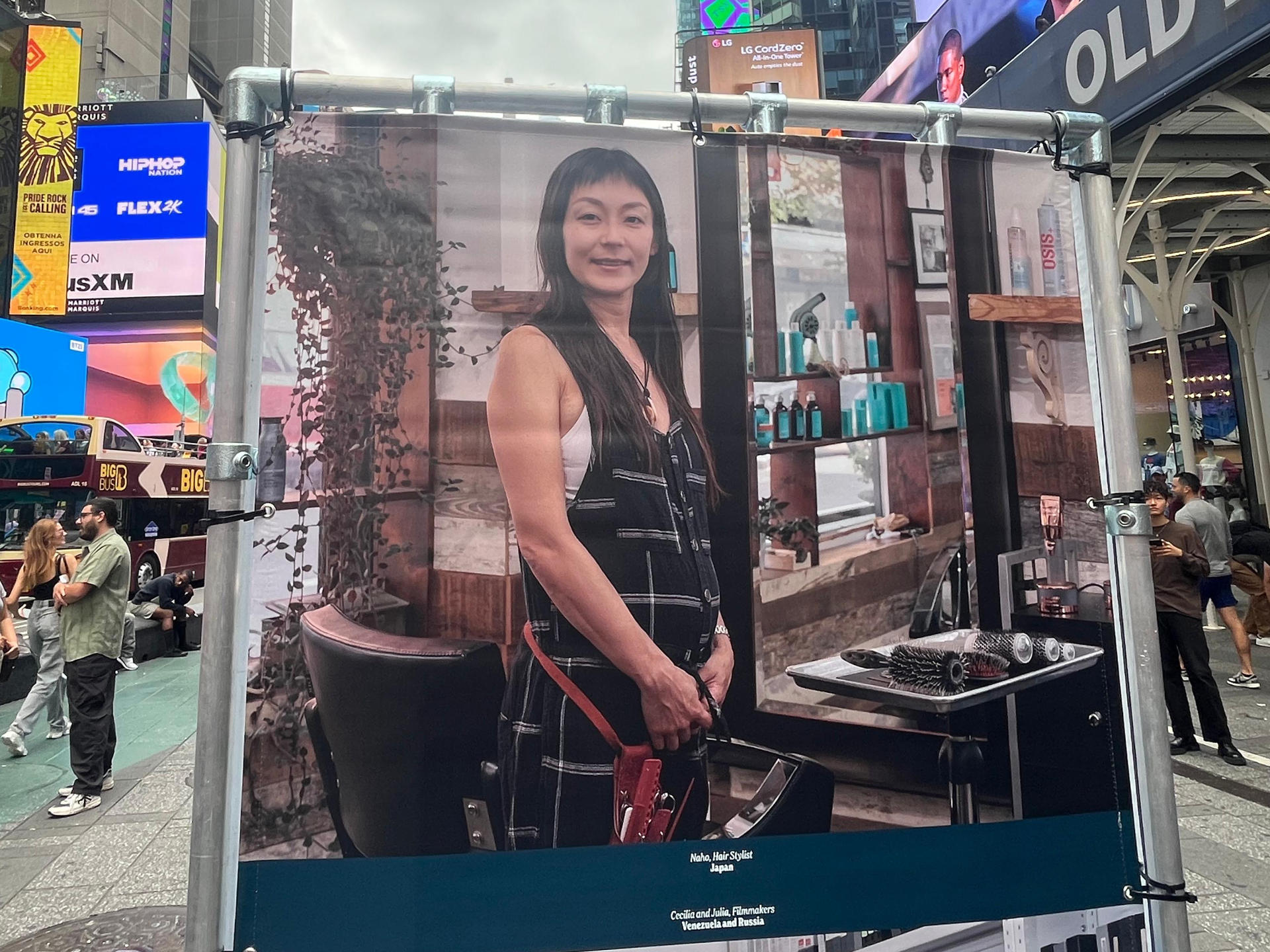 Fotografía de un aviso con la fotografía de una mujer imigrante, como parte de la muestra 'New York Proud', este viernes en la plaza de Times Square en Nueva York (Estados Unidos). EFE/ Guillermo Azábal
