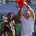 El presidente de la Asociación Internacional de Boxeo (IBA), Umar Kremlev (d), posa este martes en La Habana con Julio César La Cruz, bicampeón olímpico y cinco veces monarca mundial durante una clase magistral de boxeo en el parque Central. EFE/ Ernesto Mastrascusa