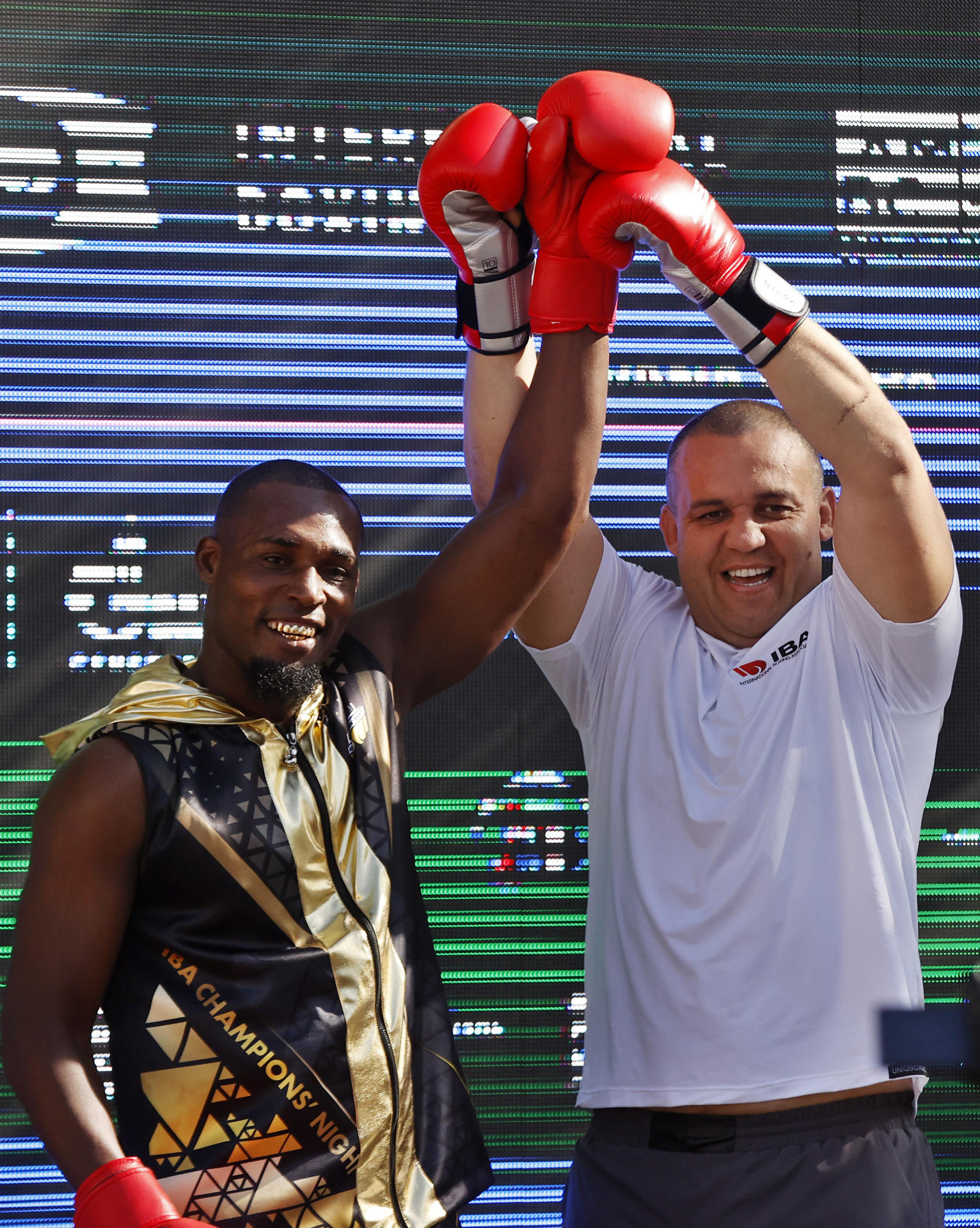 El presidente de la Asociación Internacional de Boxeo (IBA), Umar Kremlev (d), posa este martes en La Habana con Julio César La Cruz, bicampeón olímpico y cinco veces monarca mundial durante una clase magistral de boxeo en el parque Central. EFE/ Ernesto Mastrascusa