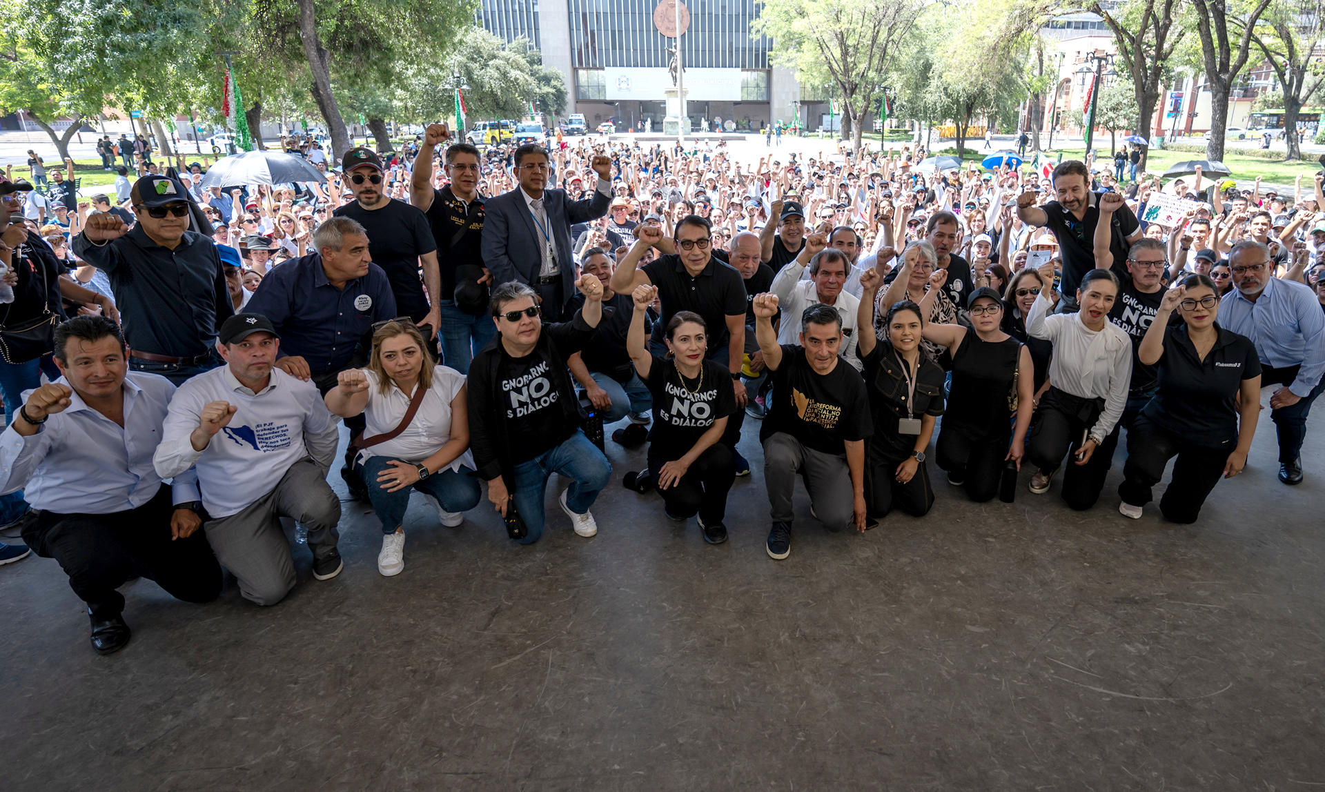 Magistrados y jueces posan durante una convocatoria para hacer un paro de labores en protesta por la reforma judicial, este miércoles frente a la explanada del ayuntamiento de Monterrey, en el norteño estado de Nuevo León (México). EFE/Miguel Sierra
