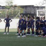 La seleccionadora del equipo nacional de fútbol femenino sub-20 de Francia, Sandrine Ringler (i), fue registrada este 28 de agosto, al hablar con sus dirigidas, durante un entrenamiento, en el Polideportivo Sur de Envigado (Colombia)i. EFE/Luis Noriega