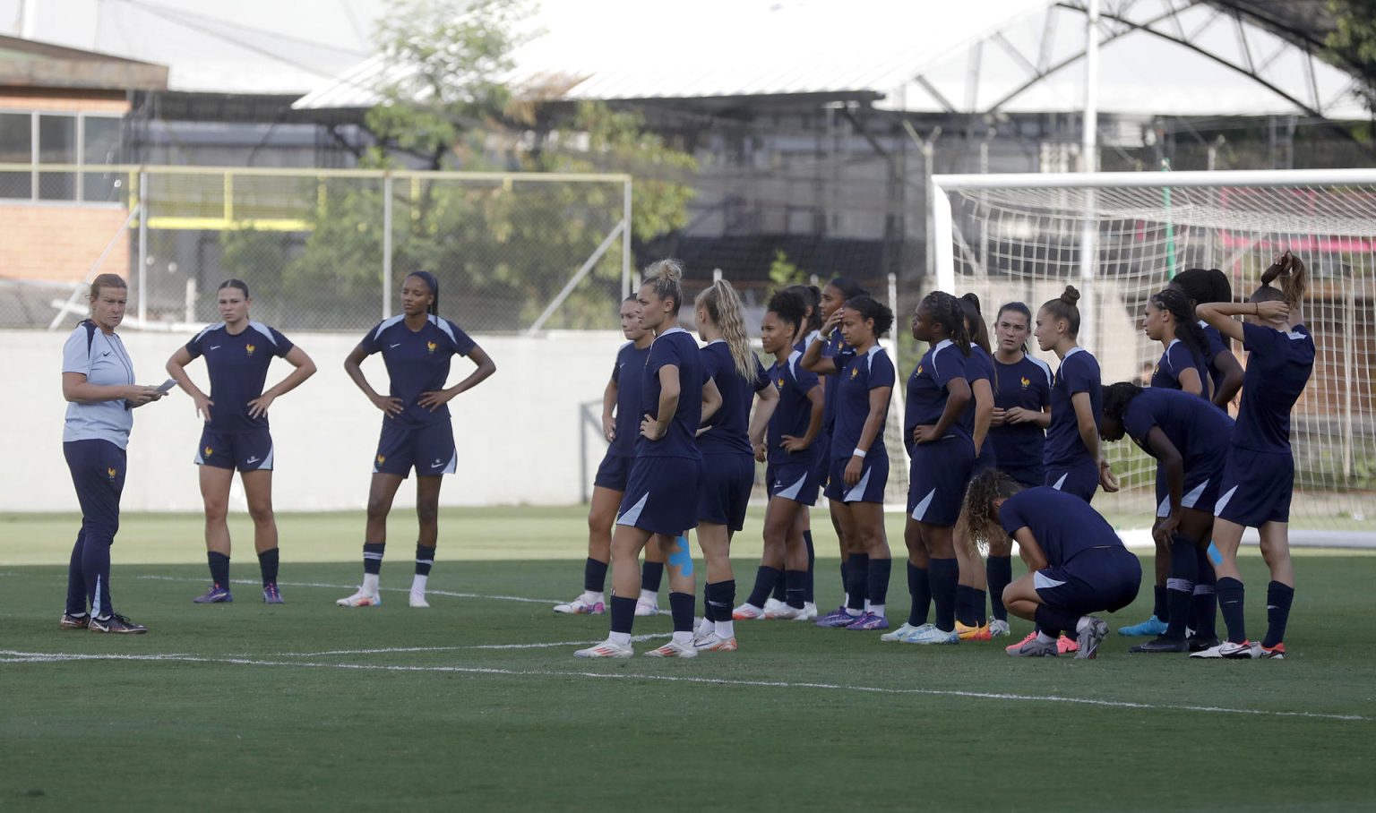 La seleccionadora del equipo nacional de fútbol femenino sub-20 de Francia, Sandrine Ringler (i), fue registrada este 28 de agosto, al hablar con sus dirigidas, durante un entrenamiento, en el Polideportivo Sur de Envigado (Colombia)i. EFE/Luis Noriega