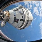 Fotografía sin fecha cedida por NASA tomada desde una ventana de la nave espacial SpaceX Dragon Endeavour donde se muestra a la cápsula Straliner acoplada al puerto delantero del módulo Harmony. EFE/NASA /SOLO USO EDITORIAL /NO VENTAS /SOLO DISPONIBLE PARA ILUSTRAR LA NOTICIA QUE ACOMPAÑA /CRÉDITO OBLIGATORIO