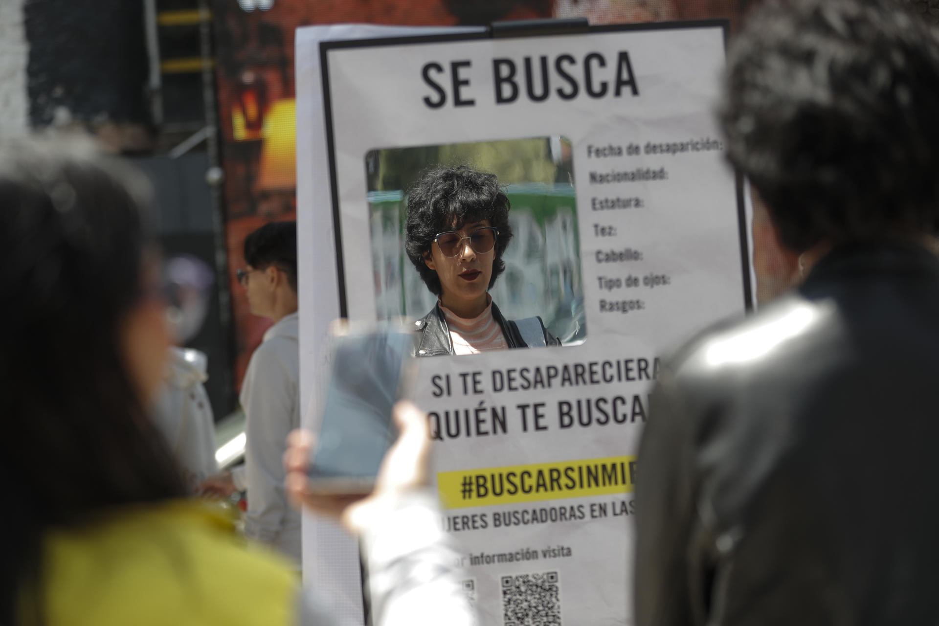 Voluntarios y activistas participan en el lanzamiento de la campaña y el informe ‘Buscar Sin Miedo’, este jueves en la Ciudad de México (México). EFE/Isaac Esquivel
