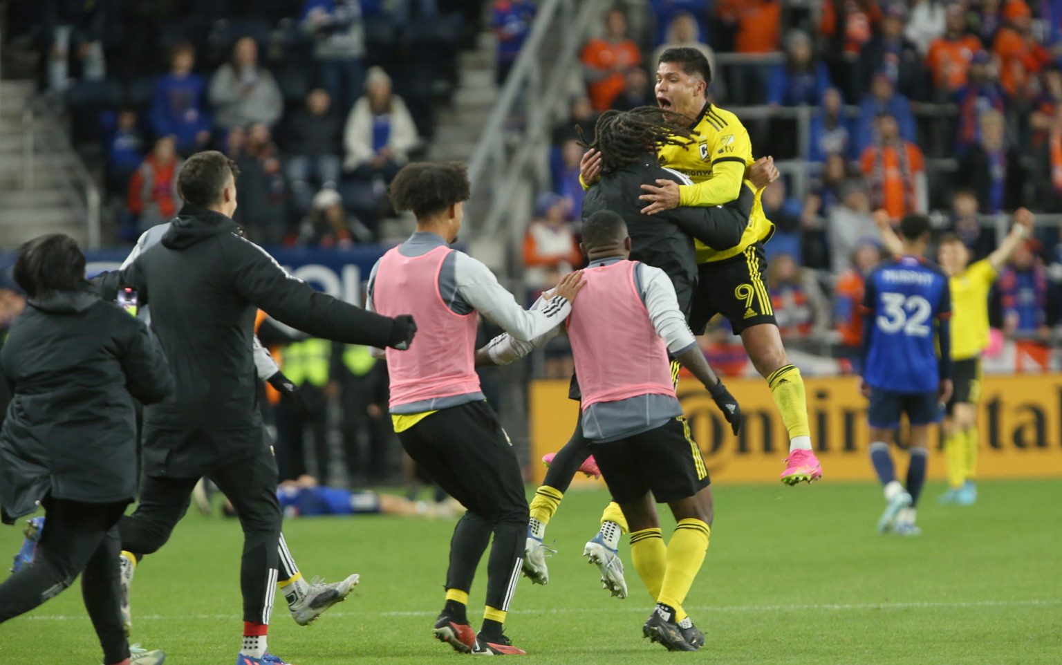 Fotografía de archivo en la que se registró una de las celebraciones del colombiano Juan Camilo 'Cucho' Hernández (c-d), con el club estadounidense de fútbol Columbus Crew, en el TQL Stadium de Cincinnati (Ohio, EE.UU.). Con un doblete y una asistencia, Hernández guio al título de la Leagues Cup a su equipo, que se impuso por 3-1 a Los Ángeles FC. EFE/Mark Lyons