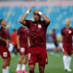 Fotografía de archivo en la que se registró al delantero venezolano José Martínez (c), al actuar con la selección de fútbol de su país, en el Estadio Olímpico Pedro Ludovico Teixeira de Goiania (Brasil). Martínez es nuevo refuerzo del club brasileño Corinthians. EFE/Albertyo Valdés