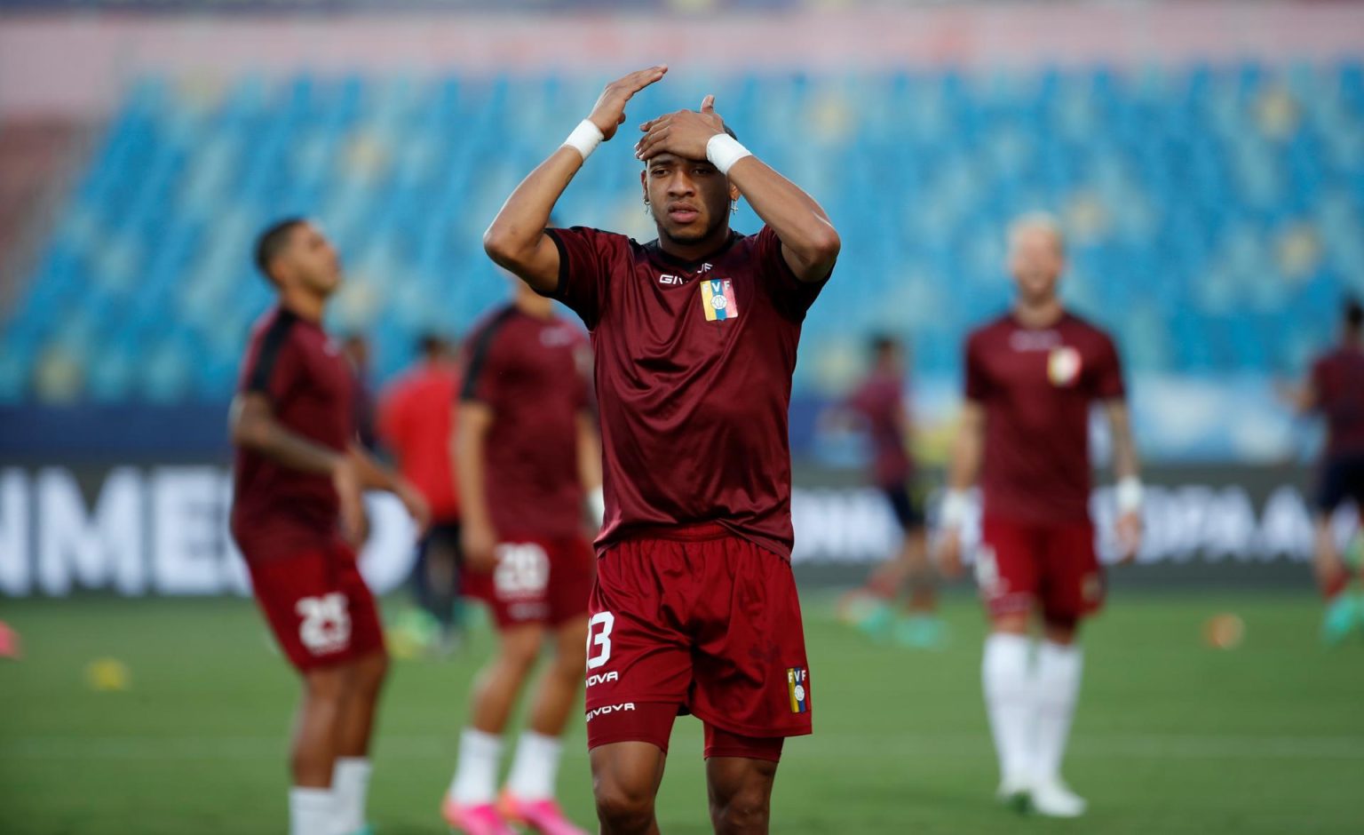 Fotografía de archivo en la que se registró al delantero venezolano José Martínez (c), al actuar con la selección de fútbol de su país, en el Estadio Olímpico Pedro Ludovico Teixeira de Goiania (Brasil). Martínez es nuevo refuerzo del club brasileño Corinthians. EFE/Albertyo Valdés