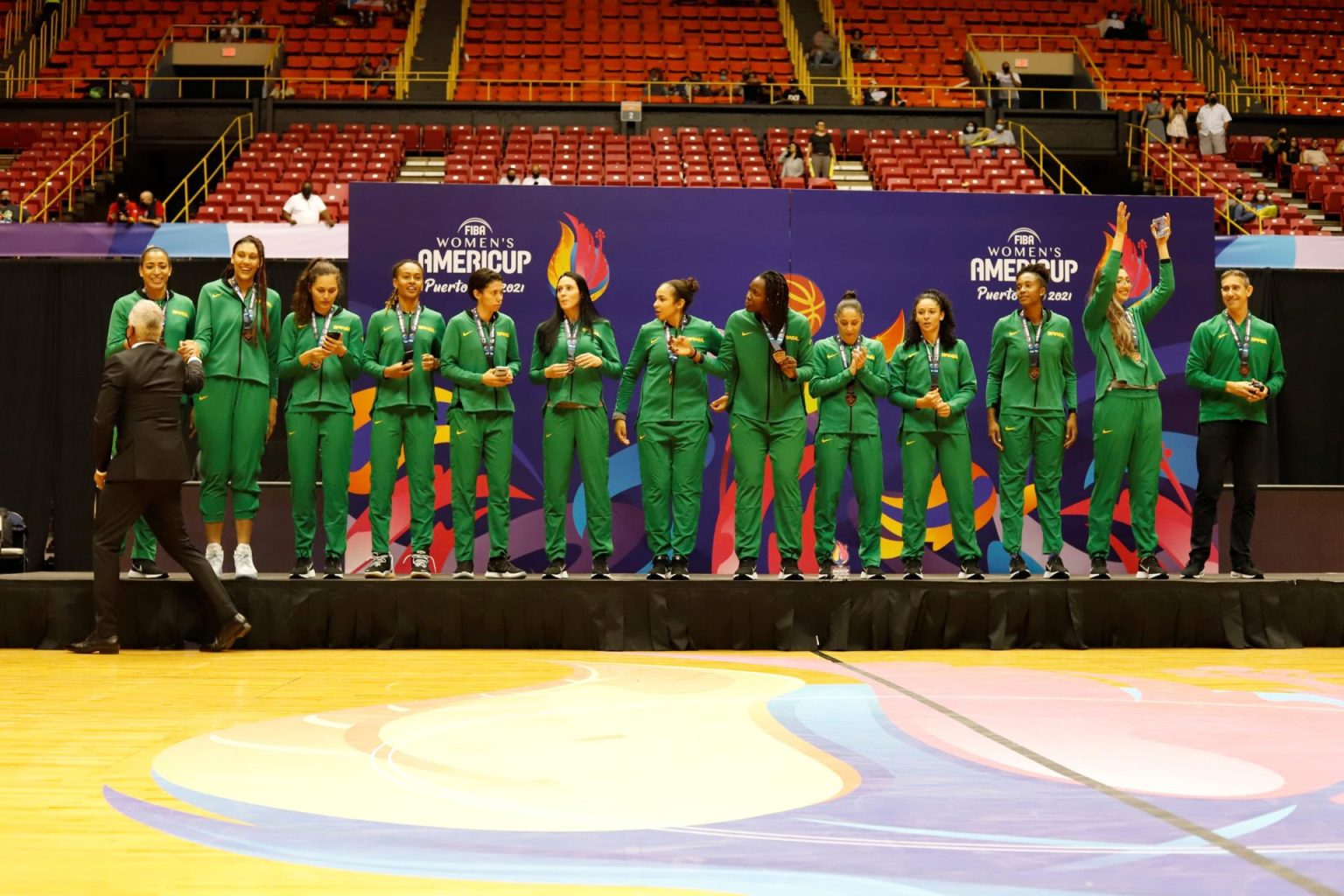 Fotografia de archivo en la que se registró a jugadoras de Brasil al recibir la medalla de Bronce del Campeonato FIBA AmeriCup Femenino 2021, en el Coliseo Roberto Clemente de San Juan (Puerto Rico). EFE/Thais Llorca