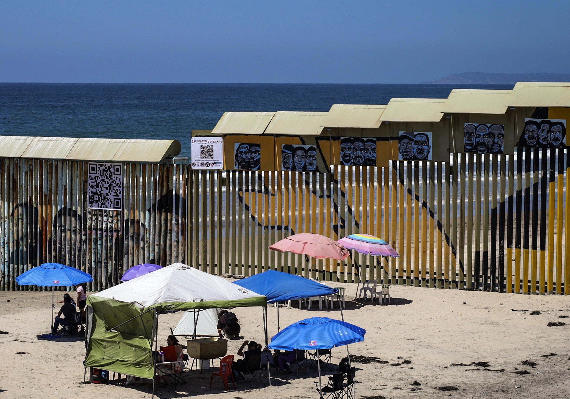 Fotografía del 22 de agosto de 2024 de un mural con rostros de veteranos de guerra deportados, en el muro fronterizo de la ciudad de Tijuana en Baja California (México). EFE/Joebeth Terríquez
