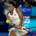 La tenista estadounidense Emma Navarro devuelve la pelota ante la polaca Magdalena Frech, este jueves, durante el partido de cuartos de final del Abierto de Tenis de Monterrey. EFE/ Miguel Sierra