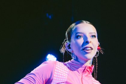 Fotografía del 15 de agosto de 2024 de la cantante puertorriqueña Young Miko durante un concierto en el Teatro Peacock en Los Ángeles (Estados Unidos). EFE/ Joshua Rivera