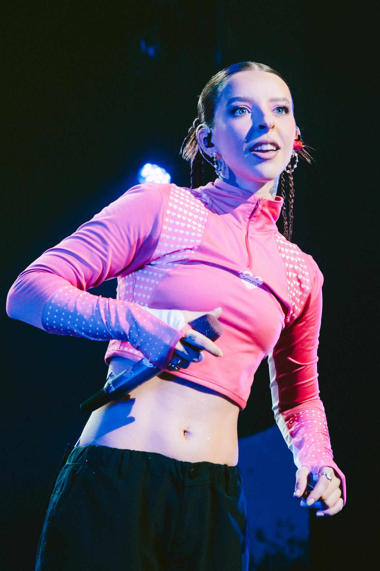 Fotografía del 15 de agosto de 2024 de la cantante puertorriqueña Young Miko durante un concierto en el Teatro Peacock en Los Ángeles (Estados Unidos). EFE/ Joshua Rivera