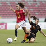 Fotografía de archivo de Julia Bartel (i), de España, en un partido ante Países Bajos en las semifinales del 2022 la Copa Mundial Femenina Sub-20 en San José (Costa Rica). EFE/Jeffrey Arguedas