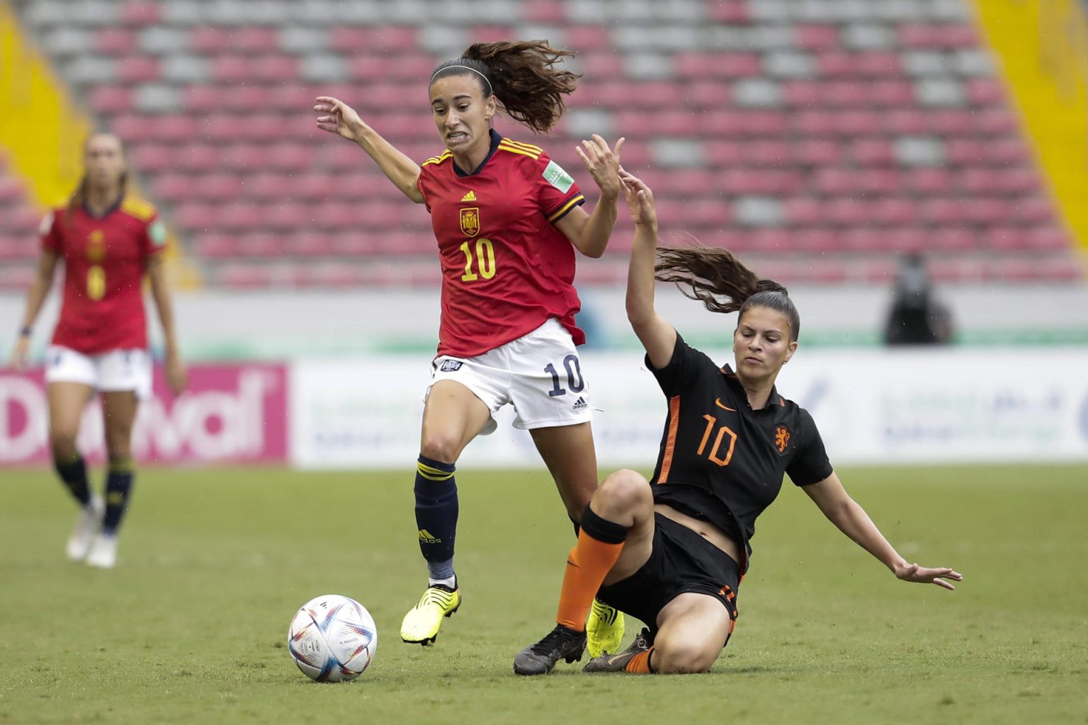 Fotografía de archivo de Julia Bartel (i), de España, en un partido ante Países Bajos en las semifinales del 2022 la Copa Mundial Femenina Sub-20 en San José (Costa Rica). EFE/Jeffrey Arguedas