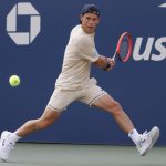 El tenista argentino Diego Schwartzman fue registrado este lunes, 26 de agosto, antes de devolverle una bola al francés Gael Monfils, durante un partido de la primera ronda del Abierto de Estados Unidos, en el complejo USTA Billie Jean King National Tennis Center de Flushing Meadows (Nueva York, EE.UU.). EFE/John G. Mabanglo