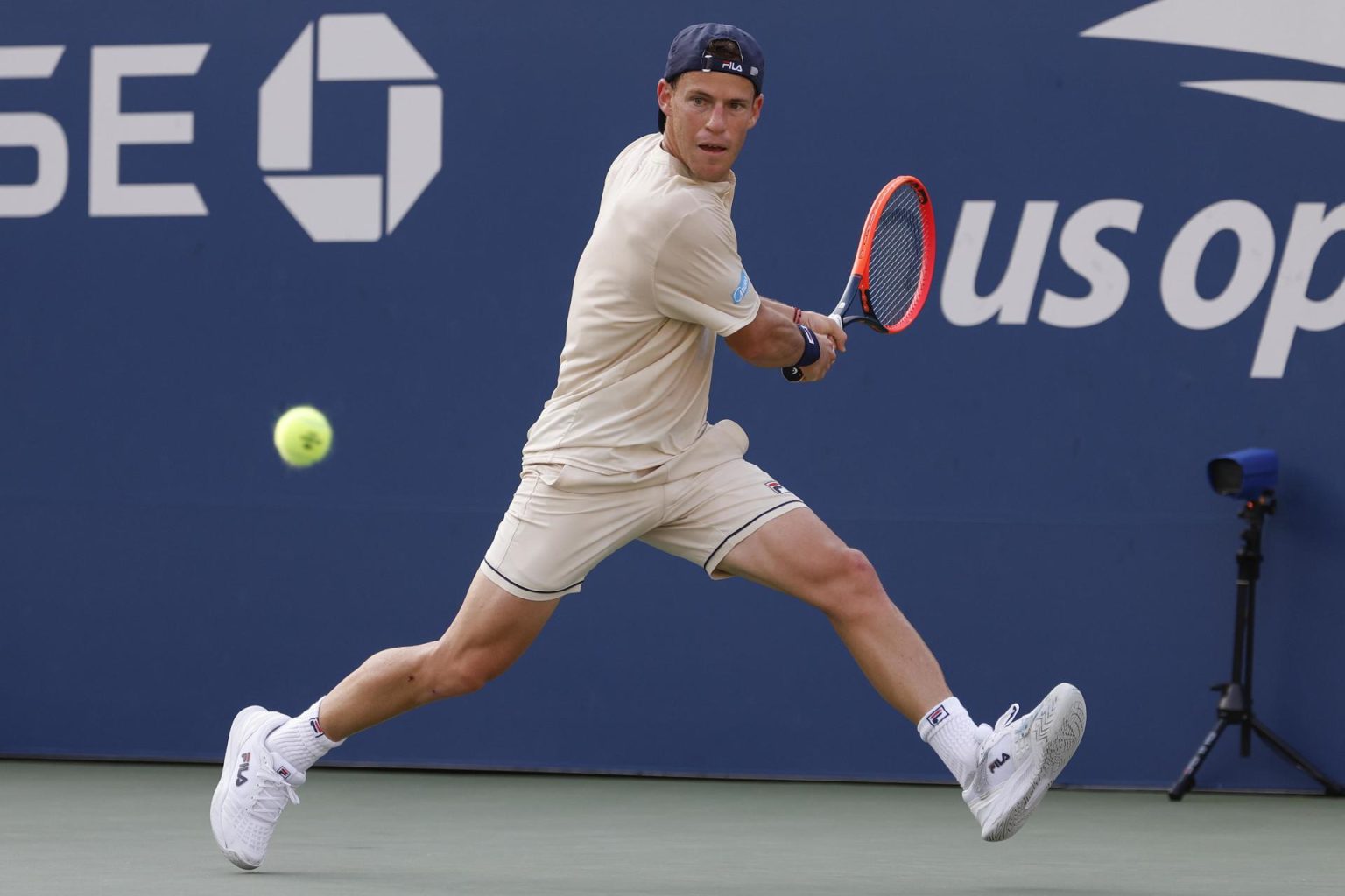 El tenista argentino Diego Schwartzman fue registrado este lunes, 26 de agosto, antes de devolverle una bola al francés Gael Monfils, durante un partido de la primera ronda del Abierto de Estados Unidos, en el complejo USTA Billie Jean King National Tennis Center de Flushing Meadows (Nueva York, EE.UU.). EFE/John G. Mabanglo