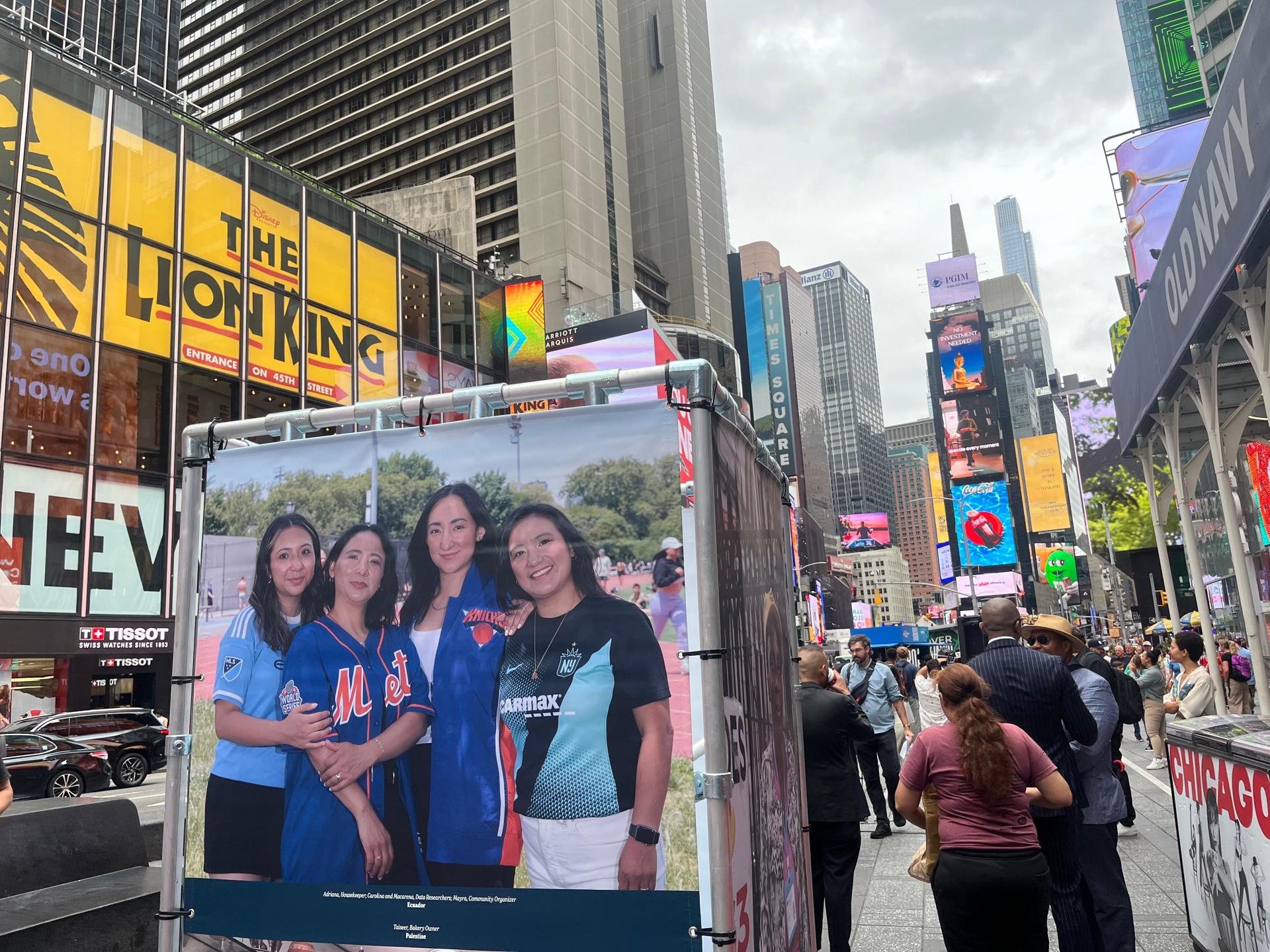 Fotografía de un aviso con fotografías de personas inmigrantes, como parte de la muestra 'New York Proud', este viernes en la plaza de Times Square en Nueva York (Estados Unidos). EFE/ Guillermo Azábal
