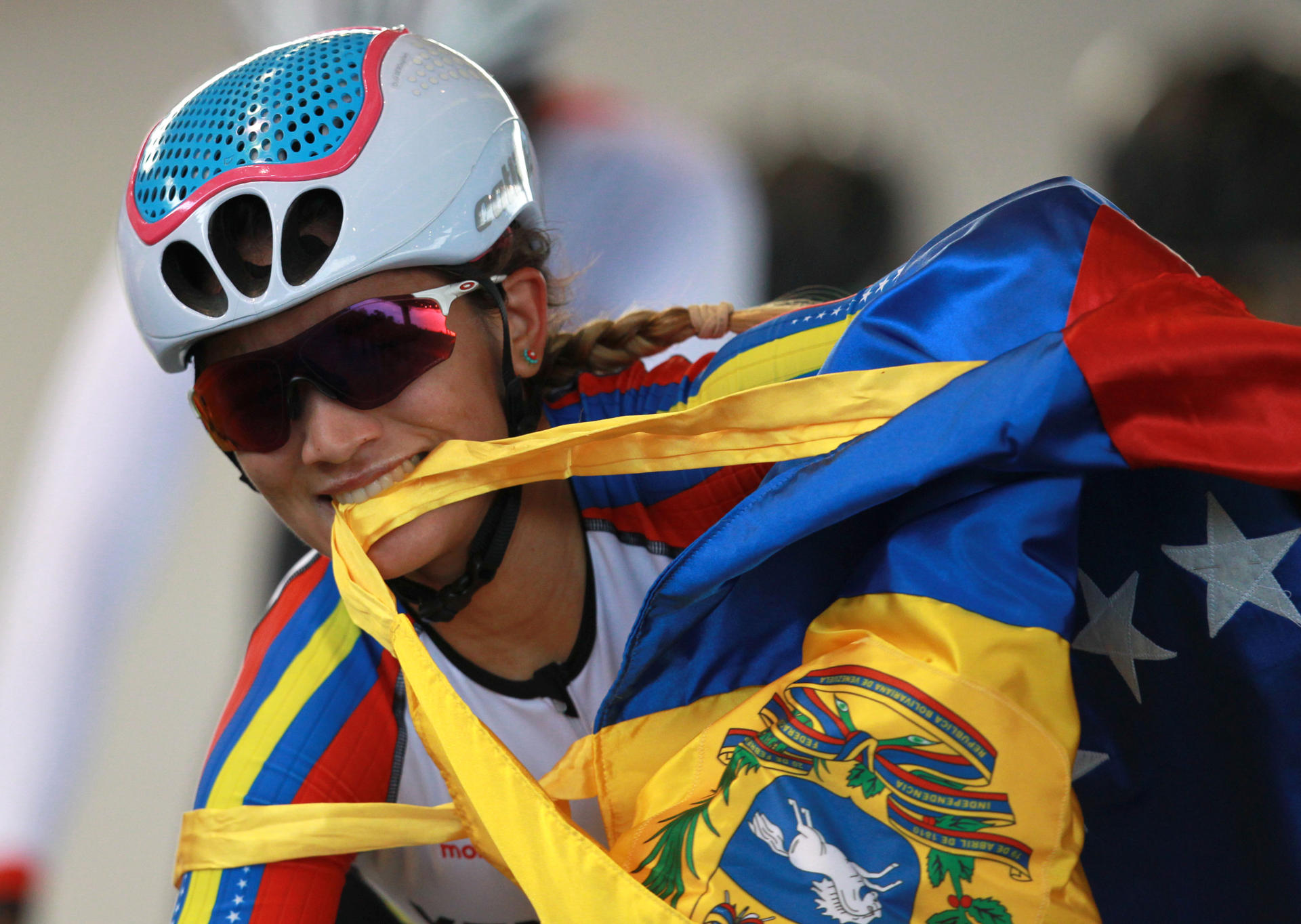 Fotografía de archivo en la que se registró a la ciclista venezolana Lilibeth Chacón, quien ganó por tercera vez de la Vuelta a Colombia femenina. EFE/Ernesto Guzman Jr.
