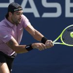 El tenista italiano Matteo Berrettini fue registrado este lunes, 26 de agosto, al devolverle una bola al español Albert Ramos-Vinolas, durante un partido de la primera ronda del Abierto de Estados Unidos, en el complejo USTA Billie Jean King National Tennis Center de Flushing Meadows (Nueva York, EE.UU.).EFE/John G. Mabanglo