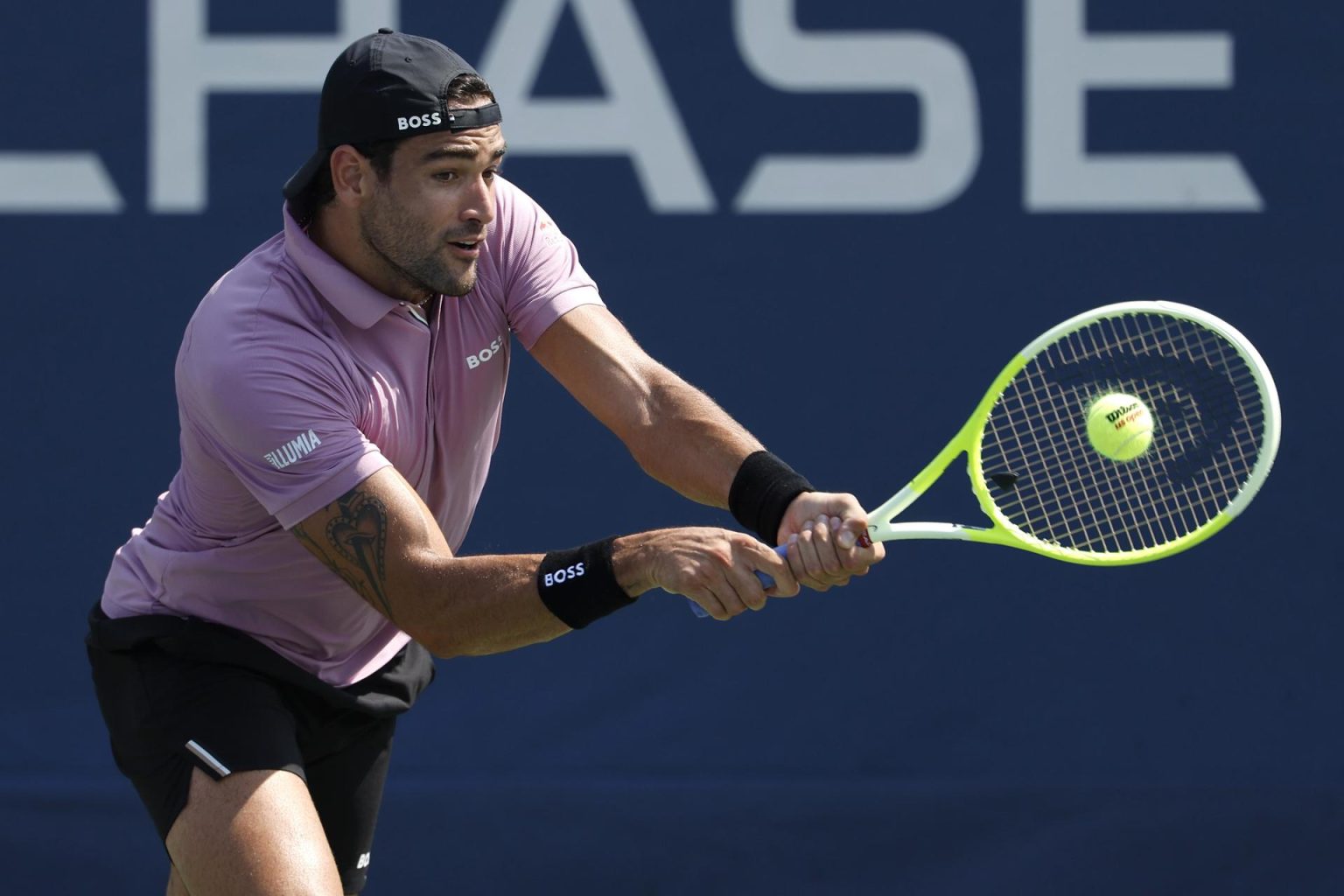 El tenista italiano Matteo Berrettini fue registrado este lunes, 26 de agosto, al devolverle una bola al español Albert Ramos-Vinolas, durante un partido de la primera ronda del Abierto de Estados Unidos, en el complejo USTA Billie Jean King National Tennis Center de Flushing Meadows (Nueva York, EE.UU.).EFE/John G. Mabanglo