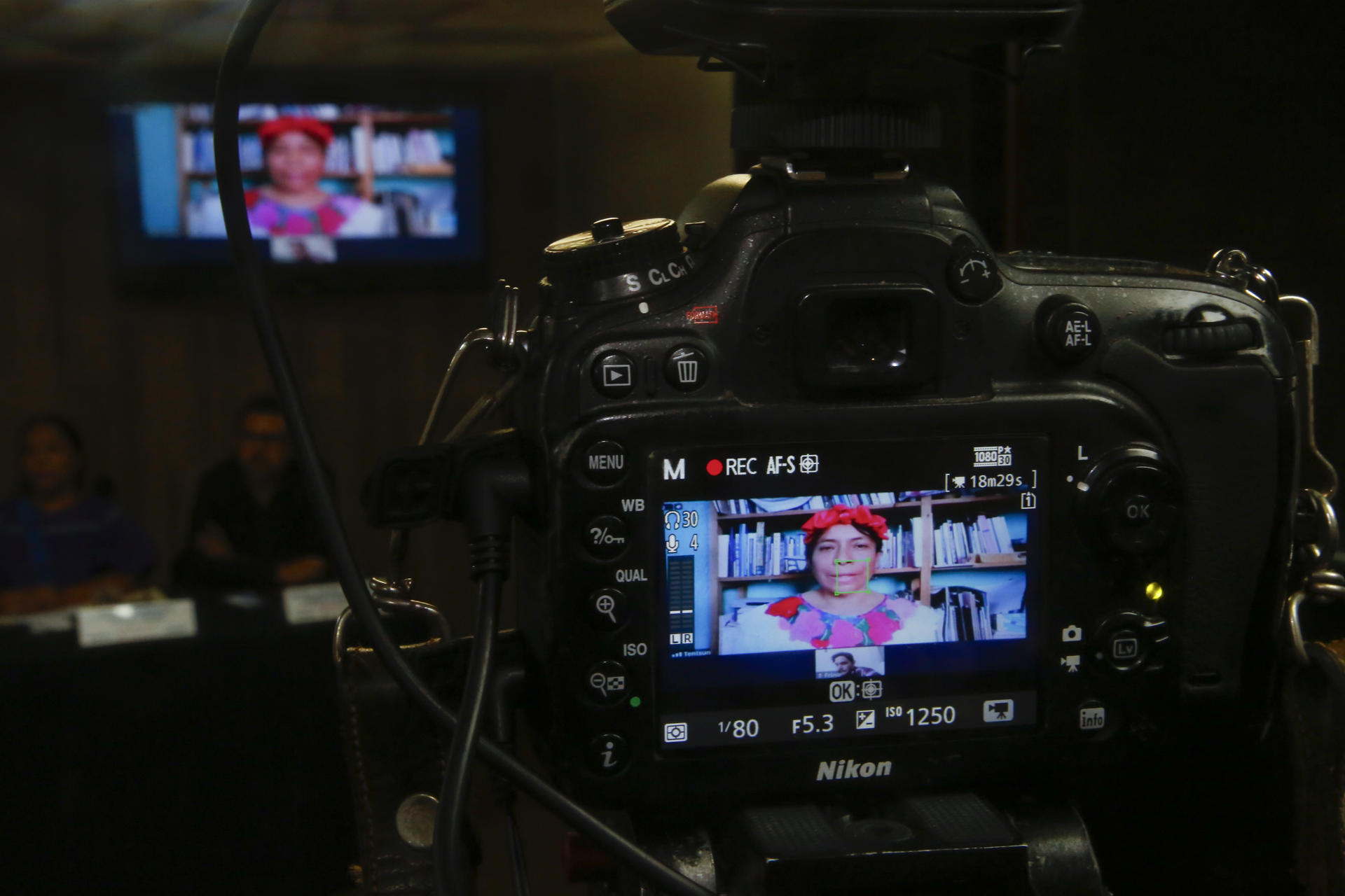 La poeta mexicana Ruperta Bautista (en pantalla), habla durante una video llamada este martes durante una rueda de prensa en la que la anunciaron como la ganadora del Premio de Literaturas Indígenas de América Latina (PLIA), en la ciudad de Guadalajara, Jalisco (México). EFE/ Francisco Guasco
