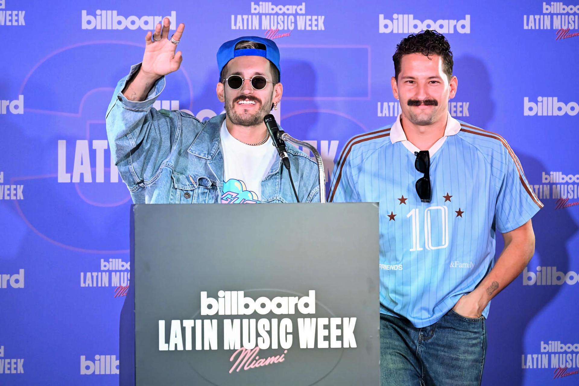 Fotografía cedida por Billboard donde aparece el dúo Mau y Ricky en la conferencia de prensa de la semana de Billboard Latin Music 2024 este lunes, en The Fillmore en Miami, Florida (EE. UU). EFE/Gustavo Caballero/Billboard /SOLO USO EDITORIAL /NO VENTAS /SOLO DISPONIBLE PARA ILUSTRAR LA NOTICIA QUE ACOMPAÑA /CRÉDITO OBLIGATORIO
