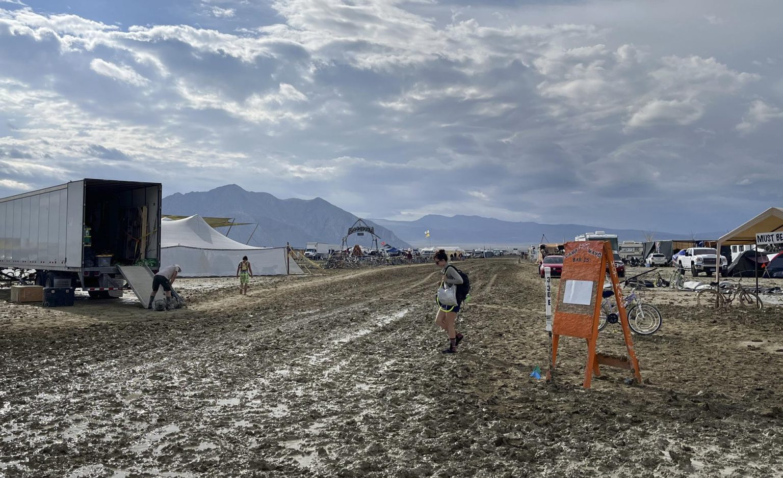 Imagen de archivo de una persona que camina en el barro en el Festival Burning Man en el desierto de Black Rock, Nevada, Estados Unidos, 03 de septiembre de 2023. EFE/EPA/DIANA JENSEN