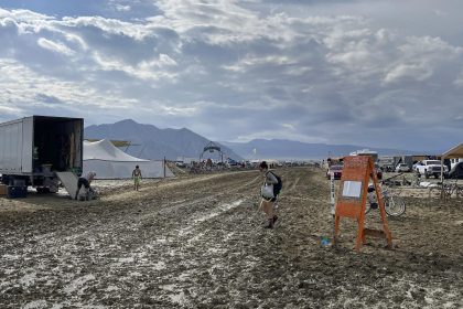 Imagen de archivo de una persona que camina en el barro en el Festival Burning Man en el desierto de Black Rock, Nevada, Estados Unidos, 03 de septiembre de 2023. EFE/EPA/DIANA JENSEN