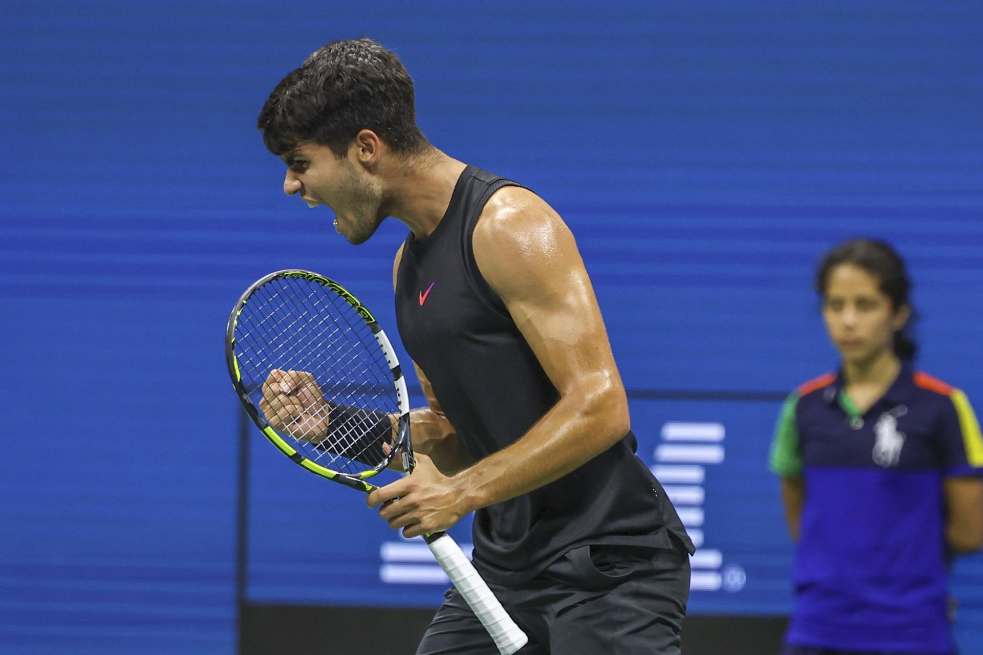 Carlos Alcaraz de España reacciona durante un partido de segunda ronda del US Open Tennis Championships contra Botic van De Zandschulp de los Países Bajos. EFE/EPA/SARAH YENESEL
