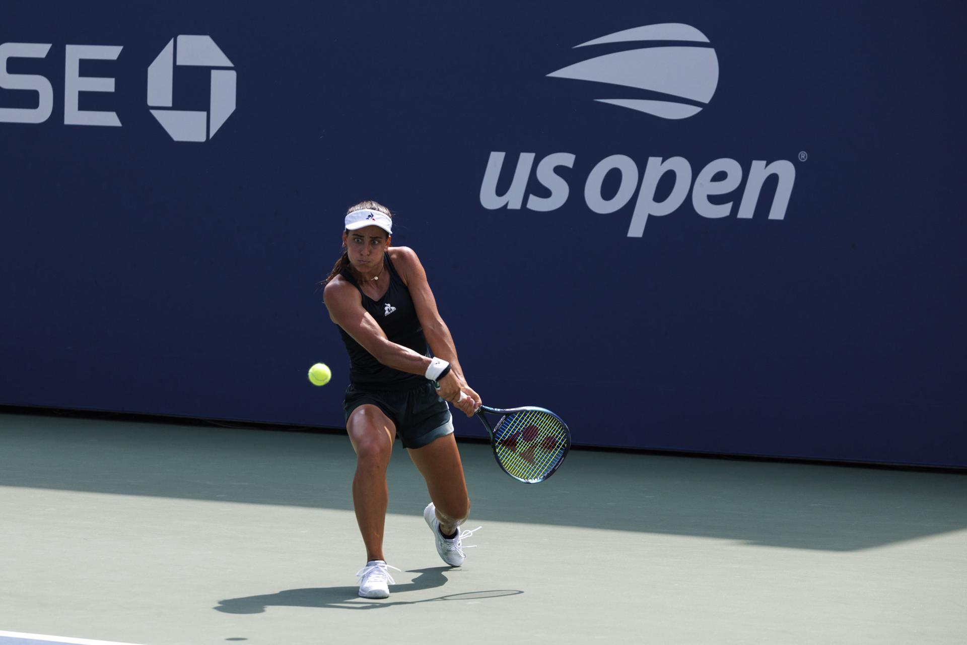 La tenista argentina María Lourdes Carlé fue registrada este lunes, 26 de agosto, al intentar devolverle una bola a la ucraniana Elina Svitolina, durante un partido de la primera ronda del Abierto de Estados Unidos, en el complejo USTA Billie Jean King National Tennis Center de Flushing Meadows (Nueva York, EE.UU.). EFE/Sarah Yenesel
