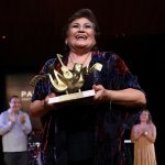 La cantante y compositora mexicana, María Medina, recibe un premio en la inauguración del Gran Festival del Palacio de la Música en la ciudad de Mérida en Yucatán (México). EFE/ Lorenzo Hernández