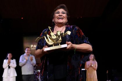 La cantante y compositora mexicana, María Medina, recibe un premio en la inauguración del Gran Festival del Palacio de la Música en la ciudad de Mérida en Yucatán (México). EFE/ Lorenzo Hernández