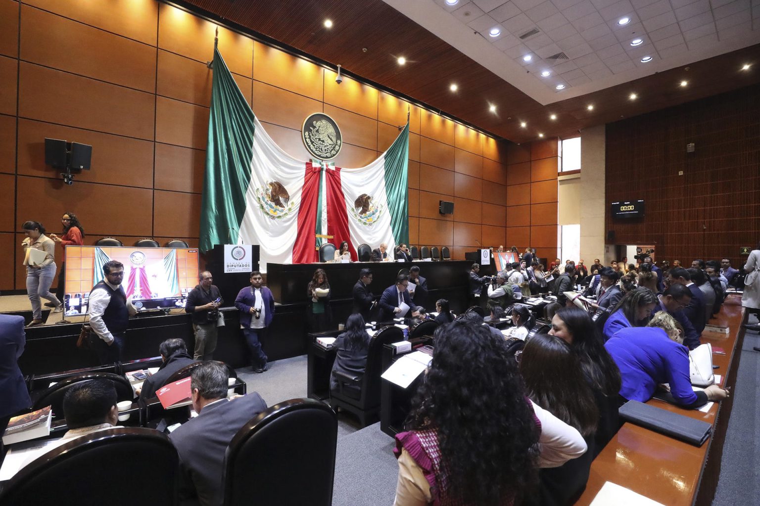 Fotografía cedida este lunes por la Cámara de Diputados, de legisladores participan en la sesión de la Comisión de Puntos Constitucionales, en la Ciudad de México (México). EFE/Cámara de Diputados/SOLO USO EDITORIAL/SOLO DISPONIBLE PARA ILUSTRAR LA NOTICIA QUE ACOMPAÑA (CRÉDITO OBLIGATORIO)