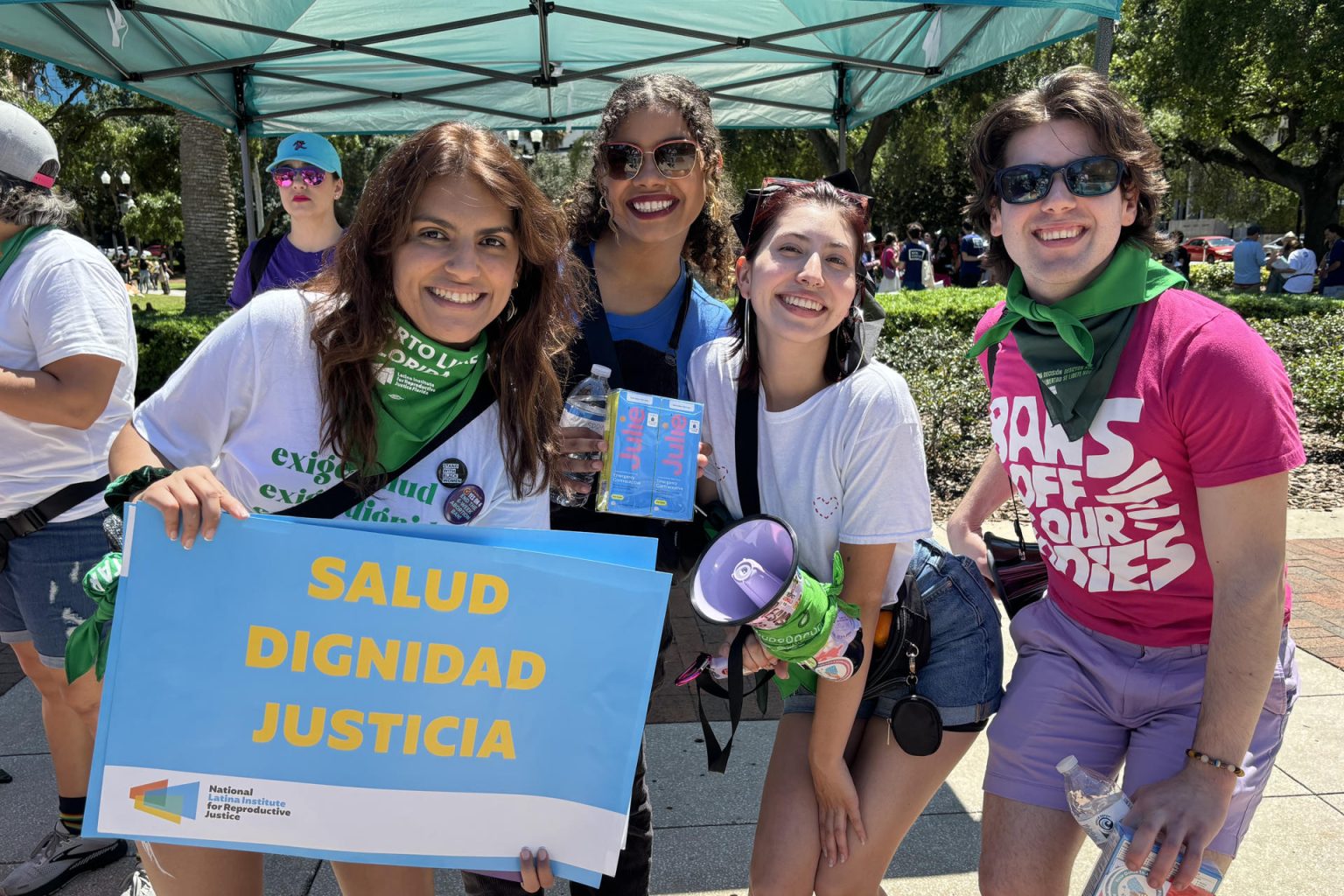 Fotografía del 13 de abril cedida por el Instituto Nacional para la Justicia Reproductiva de las Latinas (Latina Institute) de personas posando en un evento a favor del aborto en Miami (Estados Unidos). EFE/ Latina Institute /SOLO USO EDITORIAL/SOLO DISPONIBLE PARA ILUSTRAR LA NOTICIA QUE ACOMPAÑA (CRÉDITO OBLIGATORIO)