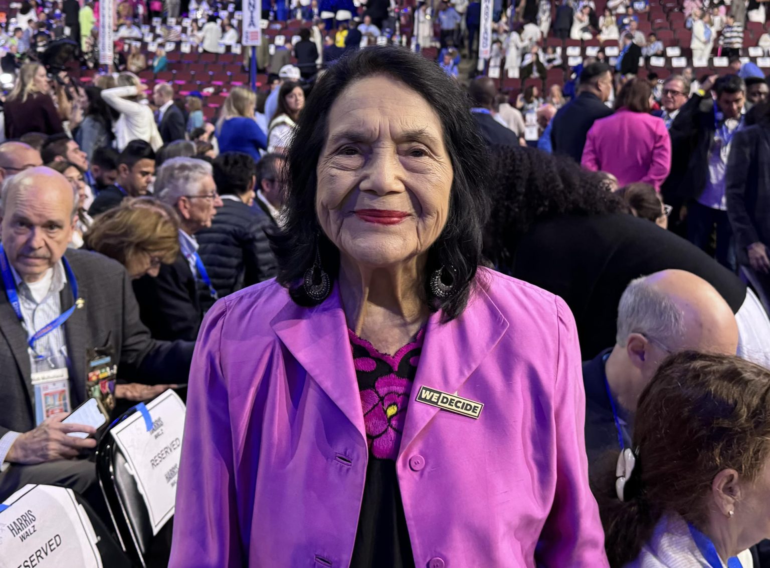 La líder sindicalista estadounidense Dolores Huerta asiste a la Convención Nacional Demócrata este jueves en Chicago (Estados Unidos). EFE/ Octavio Guzmán