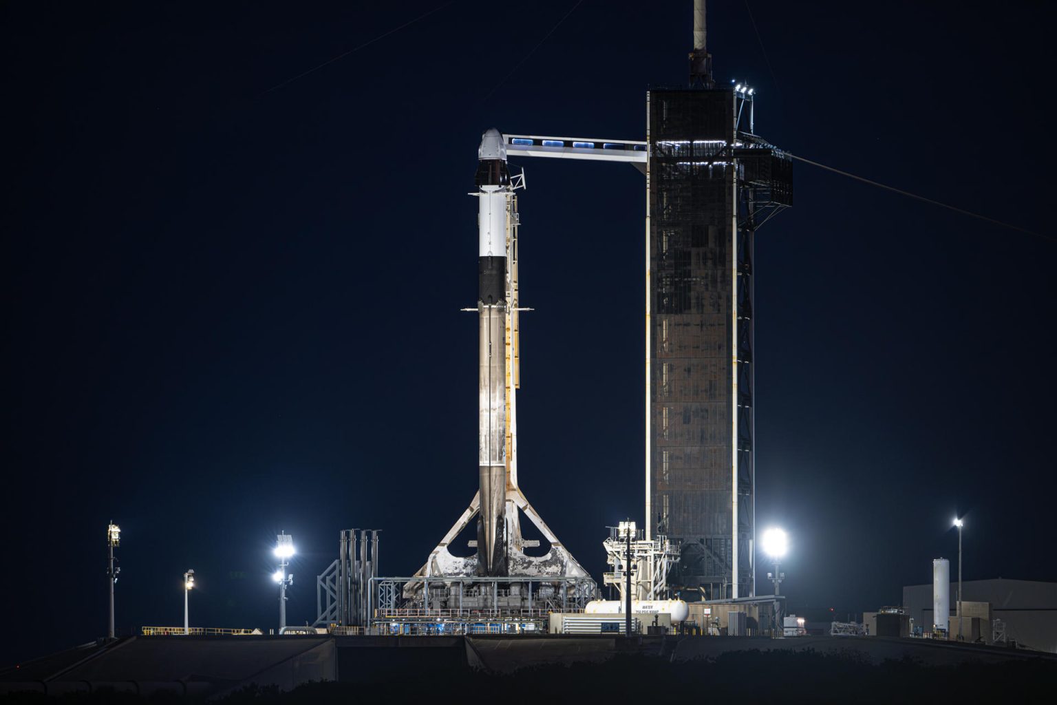 Fotografía cedida por Polaris Program del cohete Falcon 9, que lleva una cápsula Dragon, donde viajarán a bordo los tripulantes de Polaris Dawn instalado en el Kennedy Space Center en Merritt Island, Florida (EE. UU). EFE/John Kraus/Polaris Program /SOLO USO EDITORIAL /NO VENTAS /SOLO DISPONIBLE PARA ILUSTRAR LA NOTICIA QUE ACOMPAÑA /CRÉDITO OBLIGATORIO