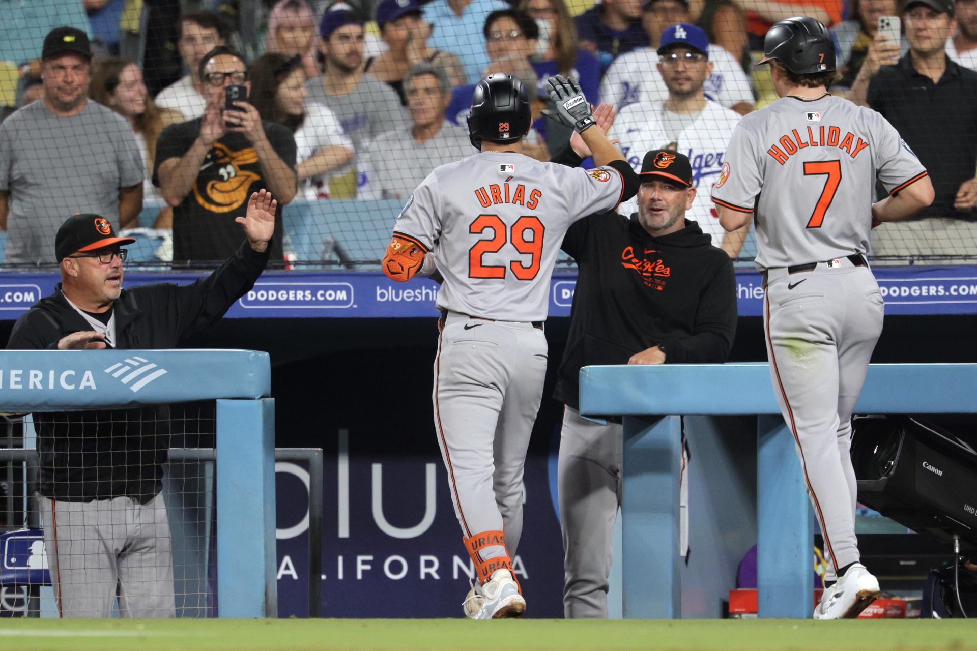 El mexicano Ramón Urías (c), bateador estrella de los Orioles de Baltimore, fue regisitrado este martes, 27 de agosto, tras conectarle un jonrón a los Dodgers de Los Ángeles, durante un partido de la MLB, en la capital del estado de California (EE.UU.). EFE/Allison Dinner
