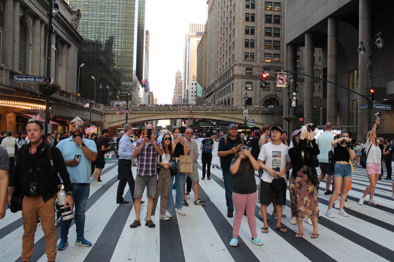 Un grupo de personas toman fotografías a la puesta del sol entre edificios en una calle de Manhattan en Nueva York (EEUU). Archivo. EFE/ Sarah Yáñez-Richards