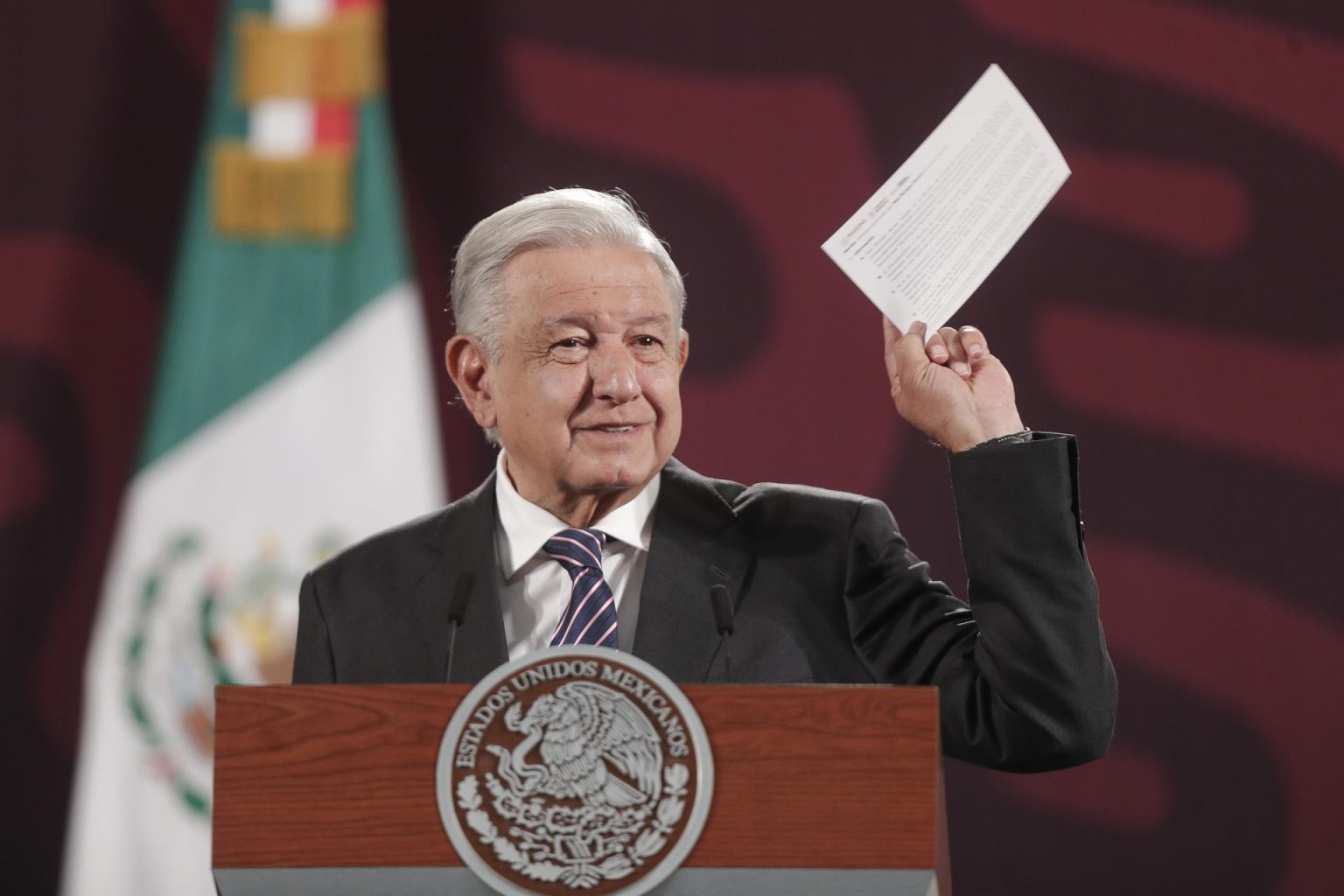 El presidente de México, Andrés Manuel López Obrador, habla en su rueda de prensa matutina este jueves, en Palacio Nacional de la Ciudad de México (México). EFE/ Isaac Esquivel