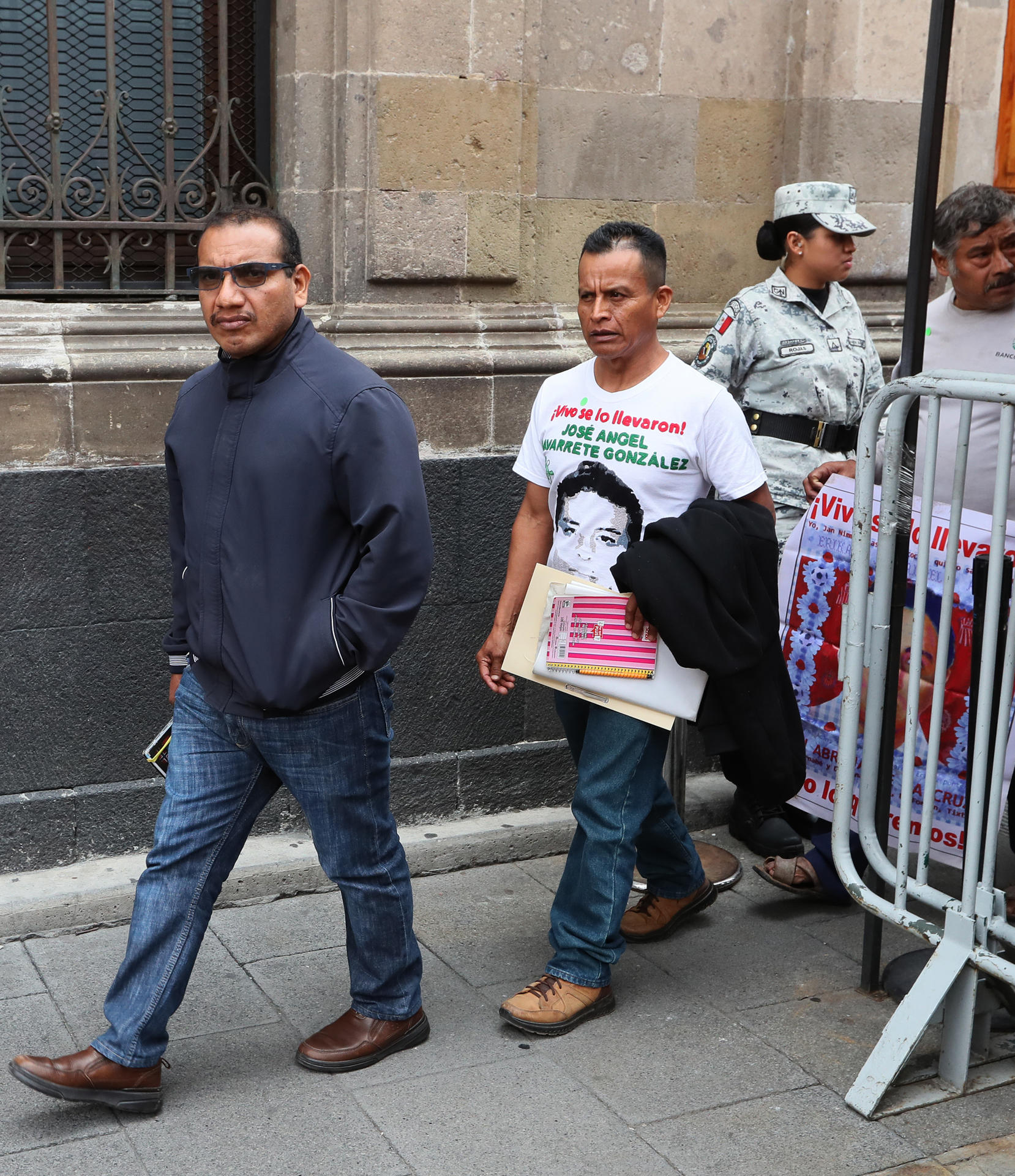 El abogado Vidulfo Rosales (i), a su salida este martes de una reunión de los padres de los 43 estudiantes mexicanos desaparecidos con el presidente de México, Andrés Manuel López Obrador, en Palacio Nacional en la Ciudad de México (México). EFE/Mario Guzmán
